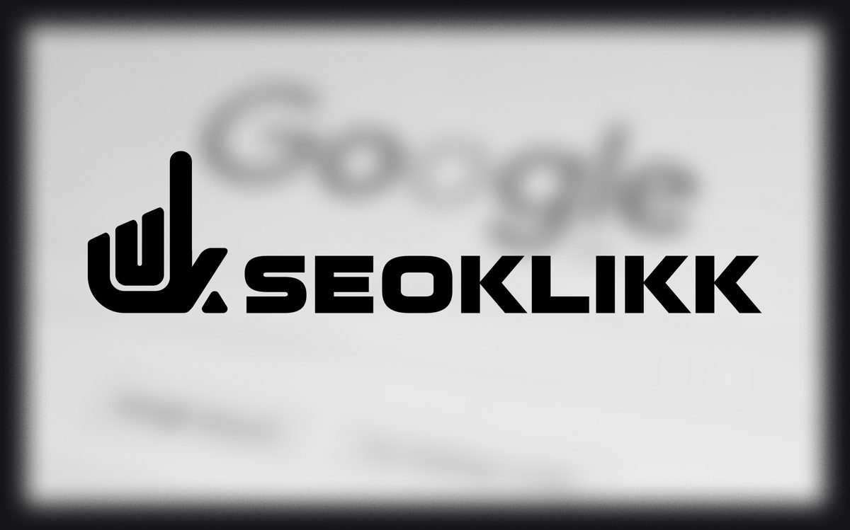 A SEOKLIKK logója egy elmosódott Google-keresőoldal előtt
